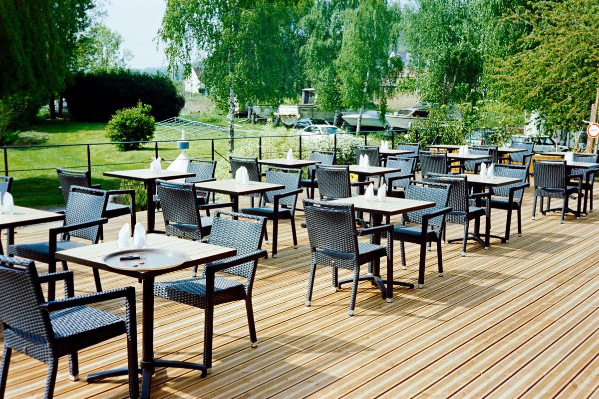Sealing Decking and Fences This Summer: Get the Timing Right or Waste Your Weekend