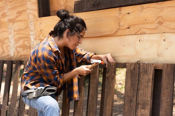 DIY vs Tradesperson: What It Really Costs to Replace a Garden Fence Before Autumn Storms Hit